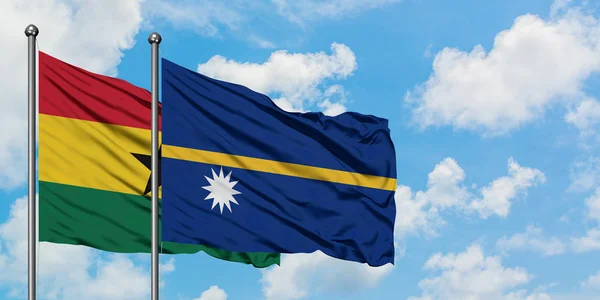 Bandera de Ghana y Nauru ondeando en el viento contra el cielo azul nublado blanco juntos. Concepto diplomático, relaciones internacionales . — Foto de Stock