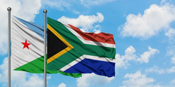 Dzsibuti és Dél-Afrika zászló integetett a szél ellen, fehér felhős kék ég együtt. Diplomáciai koncepció, nemzetközi kapcsolatok. — Stock Fotó