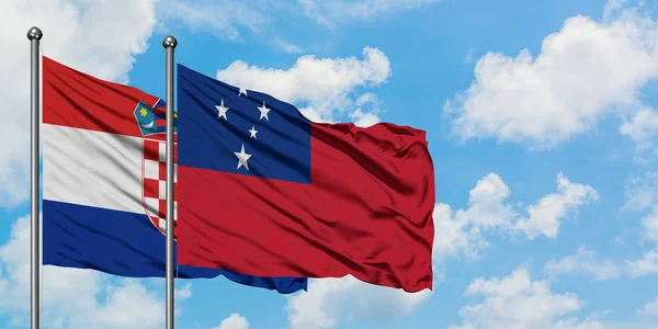 Bandera de Croacia y Samoa ondeando en el viento contra el cielo azul nublado blanco juntos. Concepto diplomático, relaciones internacionales . — Foto de Stock