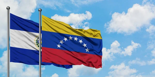 Сальвадор і Венесуела прапор розмахуючи в вітру проти білого хмарного синього неба разом. Концепція дипломатії, міжнародні відносини. — стокове фото