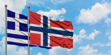 Yunanistan ve Norveç bayrağı birlikte beyaz bulutlu mavi gökyüzüne karşı rüzgarsal sallayarak. Diplomasi kavramı, uluslararası ilişkiler.