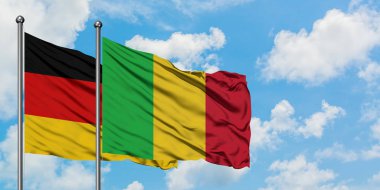 Almanya ve Mali bayrağı birlikte beyaz bulutlu mavi gökyüzüne karşı rüzgarsal sallayarak. Diplomasi kavramı, uluslararası ilişkiler.