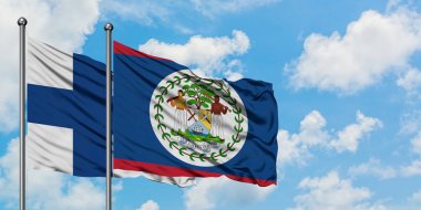 Finlandiya ve Belize bayrağı birlikte beyaz bulutlu mavi gökyüzüne karşı rüzgarsal sallayarak. Diplomasi kavramı, uluslararası ilişkiler.