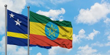 Curacao ve Etiyopya bayrağı birlikte beyaz bulutlu mavi gökyüzüne karşı rüzgarda sallayarak. Diplomasi kavramı, uluslararası ilişkiler.