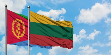 Eritre ve Litvanya bayrağı birlikte beyaz bulutlu mavi gökyüzüne karşı rüzgarda sallayarak. Diplomasi kavramı, uluslararası ilişkiler.