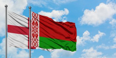 İngiltere ve Beyaz Rusya bayrağı birlikte beyaz bulutlu mavi gökyüzüne karşı rüzgarda sallayarak. Diplomasi kavramı, uluslararası ilişkiler.