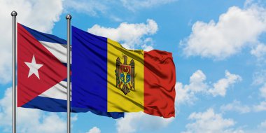 Küba ve Moldova bayrağı birlikte beyaz bulutlu mavi gökyüzüne karşı rüzgarda sallayarak. Diplomasi kavramı, uluslararası ilişkiler.