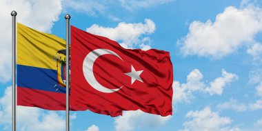 Ekvador ve Türkiye bayrağı havada havada sallanıyor beyaz bulutlu mavi gökyüzüne karşı birlikte. Diplomasi kavramı, uluslararası ilişkiler.