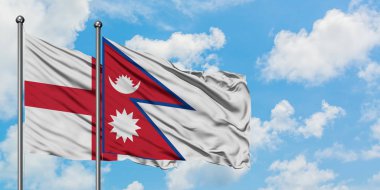 İngiltere ve Nepal bayrağı birlikte beyaz bulutlu mavi gökyüzüne karşı rüzgarda sallayarak. Diplomasi kavramı, uluslararası ilişkiler.