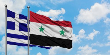 Yunanistan ve Suriye bayrağı havada havada sallayarak beyaz bulutlu mavi gökyüzüne karşı birlikte. Diplomasi kavramı, uluslararası ilişkiler.