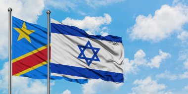 Kongo ve İsrail bayrağı birlikte beyaz bulutlu mavi gökyüzüne karşı rüzgarda sallayarak. Diplomasi kavramı, uluslararası ilişkiler.