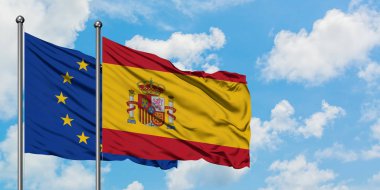 Avrupa Birliği ve İspanya bayrağı birlikte beyaz bulutlu mavi gökyüzüne karşı rüzgarsal sallayarak. Diplomasi kavramı, uluslararası ilişkiler.