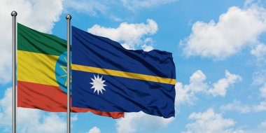 Etiyopya ve Nauru bayrağı birlikte beyaz bulutlu mavi gökyüzüne karşı rüzgarda sallayarak. Diplomasi kavramı, uluslararası ilişkiler.