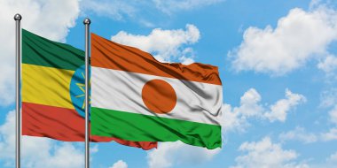 Etiyopya ve Nijer bayrağı birlikte beyaz bulutlu mavi gökyüzüne karşı rüzgarda sallayarak. Diplomasi kavramı, uluslararası ilişkiler.