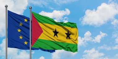 Avrupa Birliği ve Sao Tome ve Principe bayrağı birlikte beyaz bulutlu mavi gökyüzüne karşı rüzgarda sallayarak. Diplomasi kavramı, uluslararası ilişkiler.