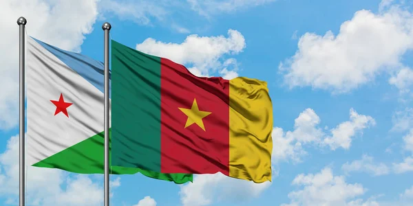 Bandera de Djibouti y Camerún ondeando en el viento contra el cielo azul nublado blanco juntos. Concepto diplomático, relaciones internacionales . — Foto de Stock