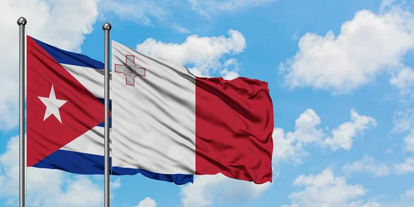 Bandera de Cuba y Malta ondeando en el viento contra el cielo azul nublado blanco juntos. Concepto diplomático, relaciones internacionales . — Foto de Stock