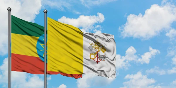 Etiopía y la bandera de la Ciudad del Vaticano ondeando en el viento contra el blanco cielo azul nublado juntos. Concepto diplomático, relaciones internacionales . — Foto de Stock