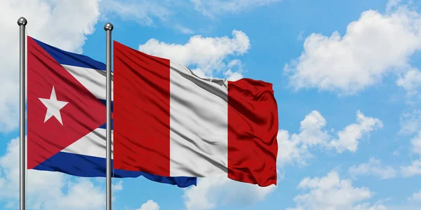 Bandera de Cuba y Perú ondeando en el viento contra el cielo azul nublado blanco juntos. Concepto diplomático, relaciones internacionales . — Foto de Stock