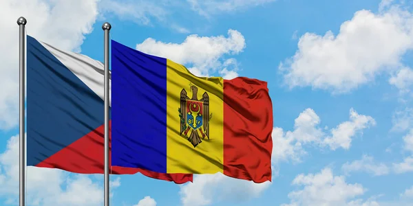 Bandera de República Checa y Moldavia ondeando en el viento contra el cielo azul nublado blanco juntos. Concepto diplomático, relaciones internacionales . — Foto de Stock
