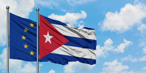 Unia Europejska i Kuba flaga machając w wiatr przed białym zachmurzone błękitne niebo razem. Koncepcja dyplomacji, stosunki międzynarodowe. — Zdjęcie stockowe