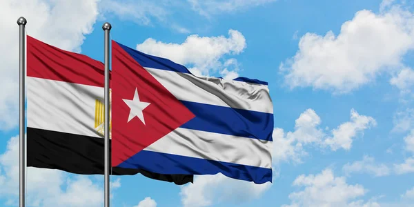 L'Egypte et Cuba drapeau agitant dans le vent contre ciel bleu nuageux blanc ensemble. Concept de diplomatie, relations internationales . — Photo