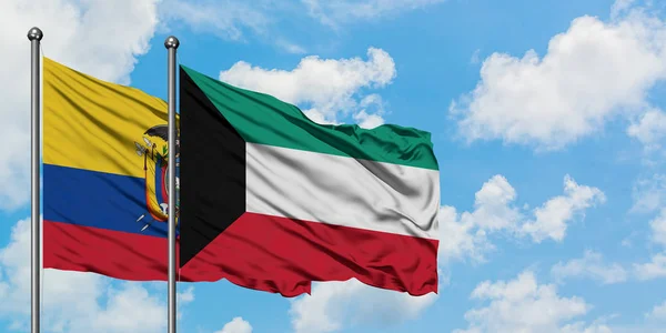 Bandera de Ecuador y Kuwait ondeando en el viento contra el cielo azul nublado blanco juntos. Concepto diplomático, relaciones internacionales . — Foto de Stock