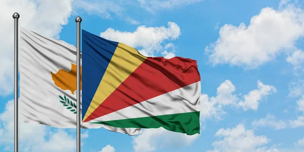 Cyprus en de Seychellen vlag zwaaien in de wind tegen witte bewolkte blauwe hemel samen. Diplomatie concept, internationale betrekkingen. — Stockfoto