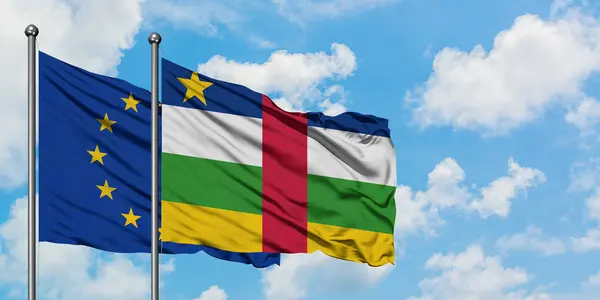 Bandera de la Unión Europea y la República Centroafricana ondeando en el viento contra el cielo azul nublado blanco juntos. Concepto diplomático, relaciones internacionales . — Foto de Stock