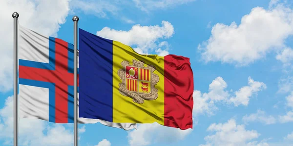 Bandera de las Islas Feroe y Andorra ondeando en el viento contra el cielo azul nublado blanco juntos. Concepto diplomático, relaciones internacionales . — Foto de Stock