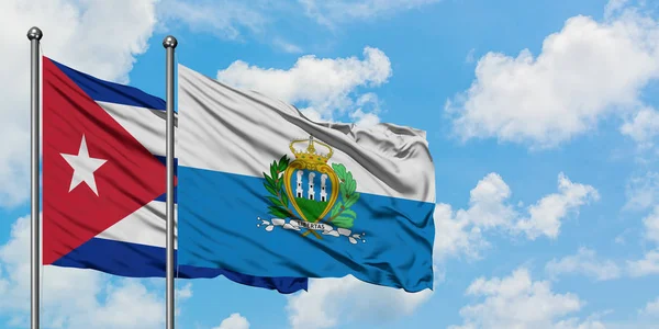 Bandera de Cuba y San Marino ondeando en el viento contra el cielo azul nublado blanco juntos. Concepto diplomático, relaciones internacionales . — Foto de Stock