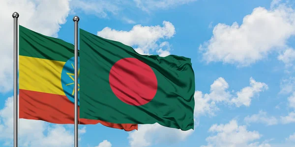 Bandera de Etiopía y Bangladesh ondeando en el viento contra el cielo azul nublado blanco juntos. Concepto diplomático, relaciones internacionales . — Foto de Stock