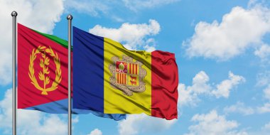 Eritre ve Andorra bayrağı birlikte beyaz bulutlu mavi gökyüzüne karşı rüzgarda sallayarak. Diplomasi kavramı, uluslararası ilişkiler.