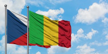 Çek Cumhuriyeti ve Mali bayrağı birlikte beyaz bulutlu mavi gökyüzüne karşı rüzgarda sallayarak. Diplomasi kavramı, uluslararası ilişkiler.