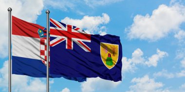 Hırvatistan ve Turks ve Caicos Adaları bayrağı birlikte beyaz bulutlu mavi gökyüzüne karşı rüzgarda sallayarak. Diplomasi kavramı, uluslararası ilişkiler.