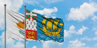 Kıbrıs ve Saint Pierre ve Miquelon bayrağı birlikte beyaz bulutlu mavi gökyüzüne karşı rüzgarda sallayarak. Diplomasi kavramı, uluslararası ilişkiler.