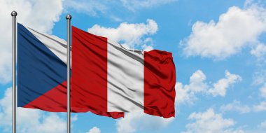 Çek Cumhuriyeti ve Peru bayrağı birlikte beyaz bulutlu mavi gökyüzüne karşı rüzgarda sallayarak. Diplomasi kavramı, uluslararası ilişkiler.