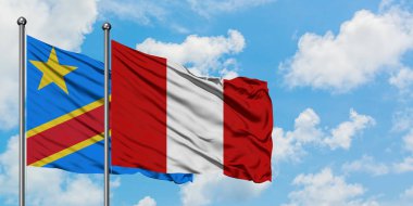 Kongo ve Peru bayrağı birlikte beyaz bulutlu mavi gökyüzüne karşı rüzgarda sallayarak. Diplomasi kavramı, uluslararası ilişkiler.