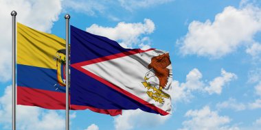 Ekvador ve Amerikan Samoası bayrağı birlikte beyaz bulutlu mavi gökyüzüne karşı rüzgarda sallayarak. Diplomasi kavramı, uluslararası ilişkiler.