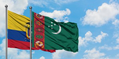 Ekvador ve Türkmenistan bayrağı havada havada sallayarak beyaz bulutlu mavi gökyüzüne karşı birlikte. Diplomasi kavramı, uluslararası ilişkiler.