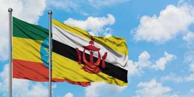 Etiyopya ve Brunei bayrağı birlikte beyaz bulutlu mavi gökyüzüne karşı rüzgarda sallayarak. Diplomasi kavramı, uluslararası ilişkiler.