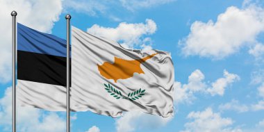 Estonya ve Kıbrıs bayrağı birlikte beyaz bulutlu mavi gökyüzüne karşı rüzgarda sallayarak. Diplomasi kavramı, uluslararası ilişkiler.