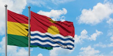Gana ve Kiribati bayrağı birlikte beyaz bulutlu mavi gökyüzüne karşı rüzgarda sallayarak. Diplomasi kavramı, uluslararası ilişkiler.