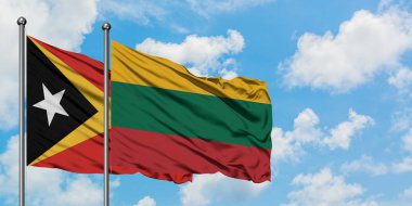 Doğu Timor ve Litvanya bayrağı birlikte beyaz bulutlu mavi gökyüzüne karşı rüzgarda sallayarak. Diplomasi kavramı, uluslararası ilişkiler.