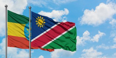 Etiyopya ve Namibya bayrağı birlikte beyaz bulutlu mavi gökyüzüne karşı rüzgarda sallayarak. Diplomasi kavramı, uluslararası ilişkiler.