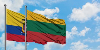 Ekvador ve Litvanya bayrağı birlikte beyaz bulutlu mavi gökyüzüne karşı rüzgarda sallayarak. Diplomasi kavramı, uluslararası ilişkiler.