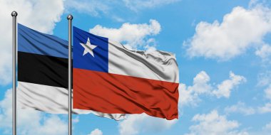 Estonya ve Şili bayrağı birlikte beyaz bulutlu mavi gökyüzüne karşı rüzgarda sallayarak. Diplomasi kavramı, uluslararası ilişkiler.