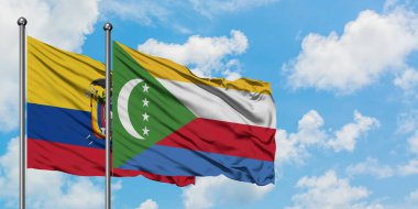 Ekvador ve Komorbayrağı birlikte beyaz bulutlu mavi gökyüzüne karşı rüzgarda sallayarak. Diplomasi kavramı, uluslararası ilişkiler.