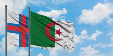 Faroe Adaları ve Cezayir bayrağı birlikte beyaz bulutlu mavi gökyüzüne karşı rüzgarda sallayarak. Diplomasi kavramı, uluslararası ilişkiler.