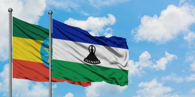 Etiyopya ve Lesotho bayrağı birlikte beyaz bulutlu mavi gökyüzüne karşı rüzgarda sallayarak. Diplomasi kavramı, uluslararası ilişkiler.